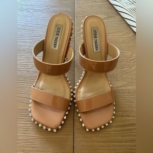 Steve Madden Tan Patent Leather Heel. Size 8. Used but good condition.